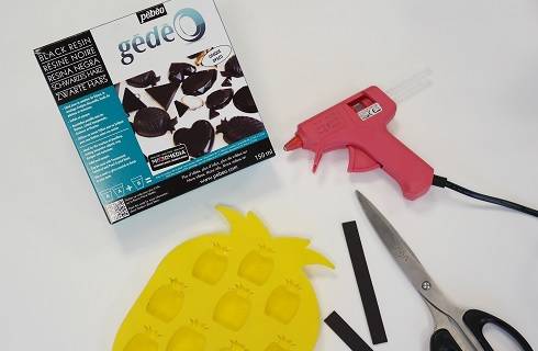 Tutoriel DIY facile Magnet ananas en résine colorée noire Pébéo Tutoriel DIY facile Magnet ananas en résine colorée noire Pébéo