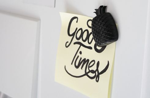 Tutoriel DIY facile Magnet ananas en résine colorée noire Pébéo Tutoriel DIY facile Magnet ananas en résine colorée noire Pébéo