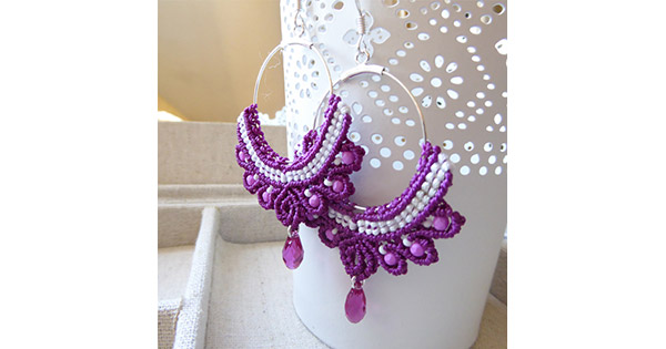 Orecchini in micro-macramè con filo di nylon e gocce di cristallo PureCrystal Orecchini in micro-macramè con filo di nylon e gocce di cristallo PureCrystal