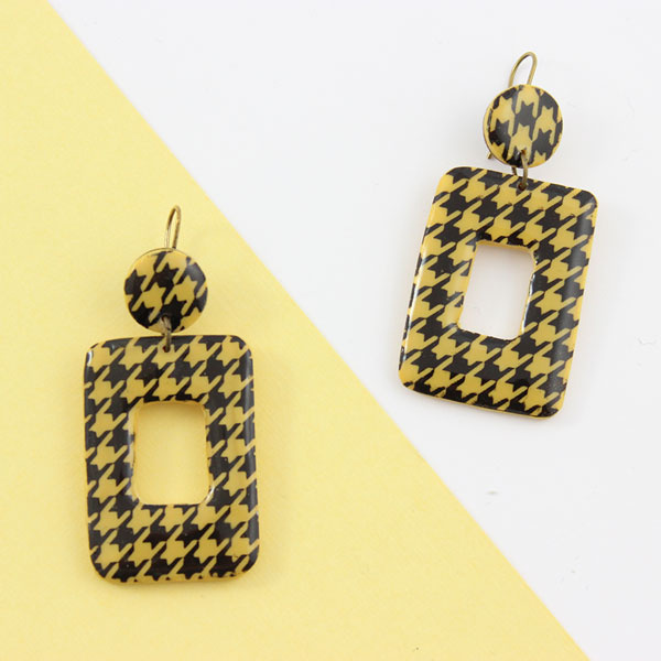 Orecchini in argilla polimerica e pied de poule serigrafati Orecchini in argilla polimerica e pied de poule serigrafati