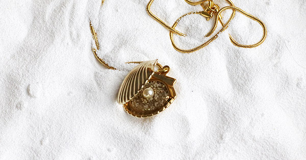 Ciondolo a conchiglia apribile Ciondolo a conchiglia apribile