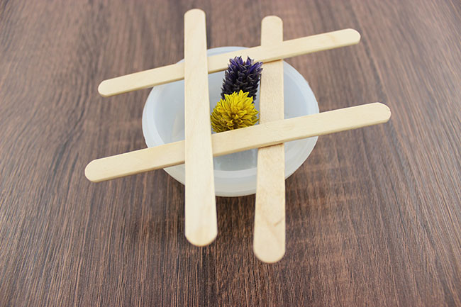 disposizione dei fiori secchi nello stampo disposition des fleurs séchées dans le moule