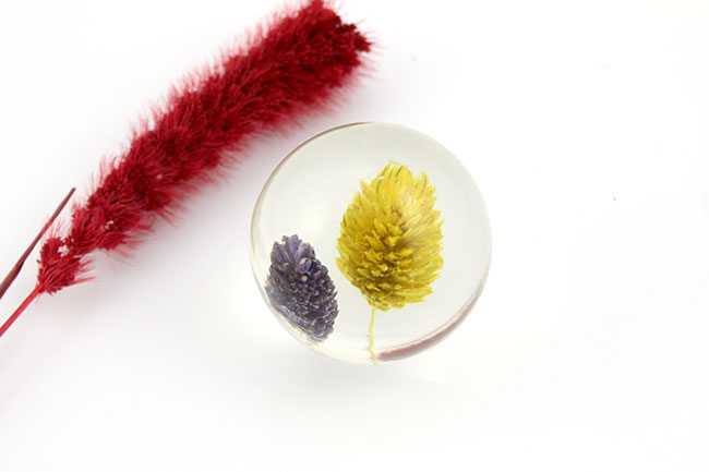 Palla fermacarte in resina con inclusione di fiori secchi Palla fermacarte in resina con inclusione di fiori secchi