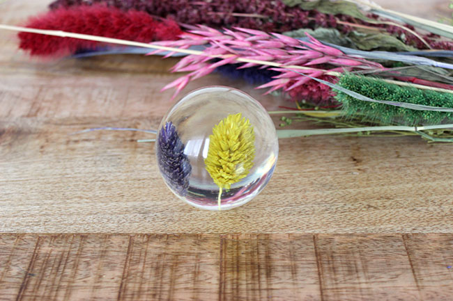 Sfera di carta da parati in resina con inclusione di fiori secchi Boule de résine presse papier avec inclusion de fleurs séchées