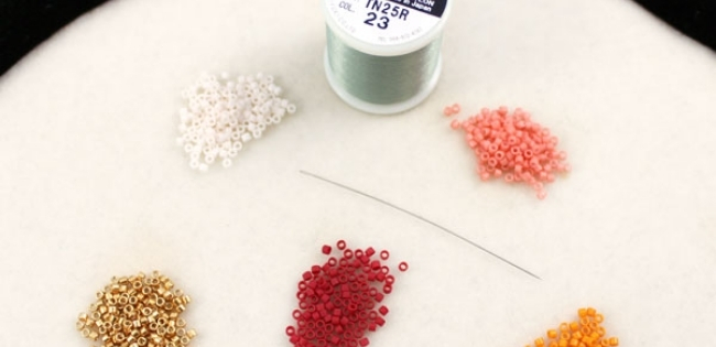 Tutto l'equipaggiamento necessario per iniziare a tessere perline Tutto l'equipaggiamento necessario per iniziare a tessere perline