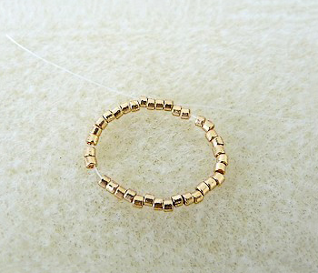 Sautoir pompon DIY avec des perles en verre Star beads Amos Minos et perles Miyuki Delicas Sautoir pompon DIY avec des perles en verre Star beads Amos Minos et perles Miyuki Delicas