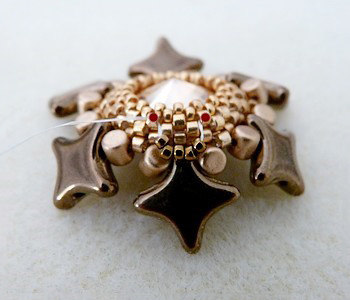 Pendentif pompon DIY avec des perles en verre Star Beads Amos Minos et perles Miyuki Delicas Pendentif pompon DIY avec des perles en verre Star Beads Amos Minos et perles Miyuki Delicas