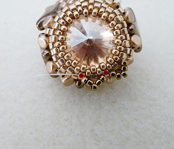 Pendentif pompon DIY avec des perles en verre Star Beads Amos Minos et perles Miyuki Delicas Pendentif pompon DIY avec des perles en verre Star Beads Amos Minos et perles Miyuki Delicas