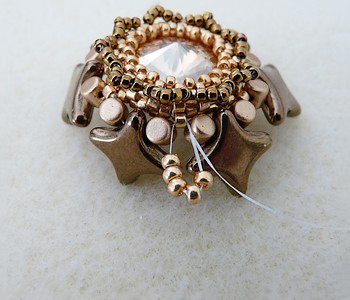 Pendentif sautoir pompon DIY avec des perles en verre Star Beads Amos Minos et perles Miyuki Delicas Pendentif sautoir pompon DIY avec des perles en verre Star Beads Amos Minos et perles Miyuki Delicas