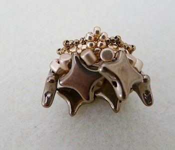 Pendentif sautoir pompon DIY avec des perles en verre Star Beads Amos Minos et perles Miyuki Delicas Pendentif sautoir pompon DIY avec des perles en verre Star Beads Amos Minos et perles Miyuki Delicas