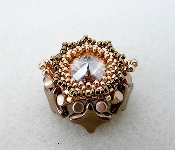 Tutoriel pendentif pompon DIY avec des perles en verre Star Beads Amos Minos et perles Miyuki Delicas Tutoriel pendentif pompon DIY avec des perles en verre Star Beads Amos Minos et perles Miyuki Delicas