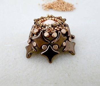 Pendentif pompon DIY avec des perles en verre Star Beads Amos Minos et perles Miyuki Delicas Pendentif pompon DIY avec des perles en verre Star Beads Amos Minos et perles Miyuki Delicas