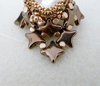 Pendentif pompon DIY avec des perles en verre Star Beads Amos Minos et perles Miyuki Delicas Pendentif pompon DIY avec des perles en verre Star Beads Amos Minos et perles Miyuki Delicas