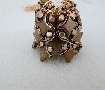 Sautoir pompon DIY avec des perles en verre tchèques Star Beads Amos Minos et perles Miyuki Delicas Sautoir pompon DIY avec des perles en verre tchèques Star Beads Amos Minos et perles Miyuki Delicas