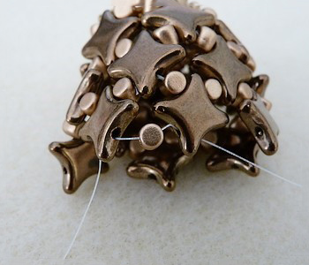 Sautoir pompon DIY avec des perles en verre tchèques Star Beads Amos Minos et perles Miyuki Delicas Sautoir pompon DIY avec des perles en verre tchèques Star Beads Amos Minos et perles Miyuki Delicas