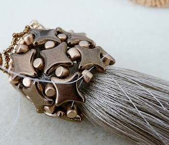 Pendentif sautoir pompon DIY avec des perles en verre tchèques Star Beads Amos Minos et perles Miyuki Delicas Pendentif sautoir pompon DIY avec des perles en verre tchèques Star Beads Amos Minos et perles Miyuki Delicas