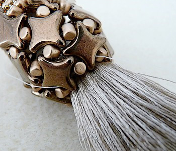 Sautoir pompon DIY avec des perles en verre tchèques Star Beads Amos Minos et perles Miyuki Delicas Sautoir pompon DIY avec des perles en verre tchèques Star Beads Amos Minos et perles Miyuki Delicas