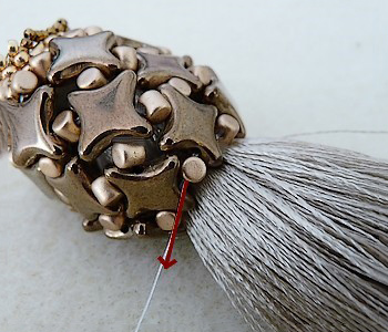 Tutoriel sautoir pompon DIY avec des perles en verre tchèques Star Beads Amos Minos et perles Miyuki Delicas Tutoriel sautoir pompon DIY avec des perles en verre tchèques Star Beads Amos Minos et perles Miyuki Delicas