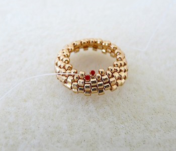 Sautoir pompon DIY avec des perles en verre Star beads Amos Minos et perles Miyuki Delicas Sautoir pompon DIY avec des perles en verre Star beads Amos Minos et perles Miyuki Delicas