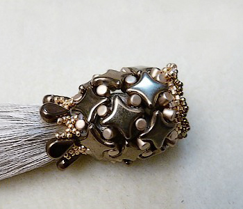 Tutoriel bijou sautoir pompon DIY avec des perles en verre tchèques Star Beads Amos Minos et perles Miyuki Delicas Tutoriel bijou sautoir pompon DIY avec des perles en verre tchèques Star Beads Amos Minos et perles Miyuki Delicas