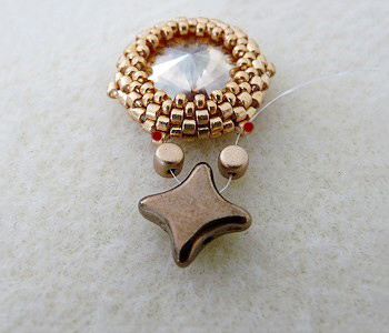 Tutoriel pendentif pompon DIY avec des perles en verre Star Beads Amos Minos et perles Miyuki Delicas Tutoriel pendentif pompon DIY avec des perles en verre Star Beads Amos Minos et perles Miyuki Delicas