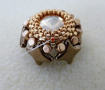 Tutoriel pendentif pompon DIY avec des perles en verre Star Beads Amos Minos et perles Miyuki Delicas Tutoriel pendentif pompon DIY avec des perles en verre Star Beads Amos Minos et perles Miyuki Delicas