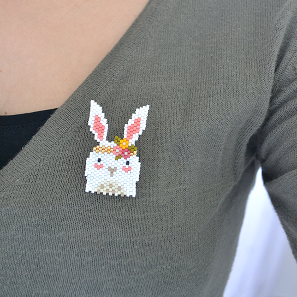 Spilla a coniglio a punto mattone con perline Miyuki Delicas Spilla a coniglio a punto mattone con perline Miyuki Delicas