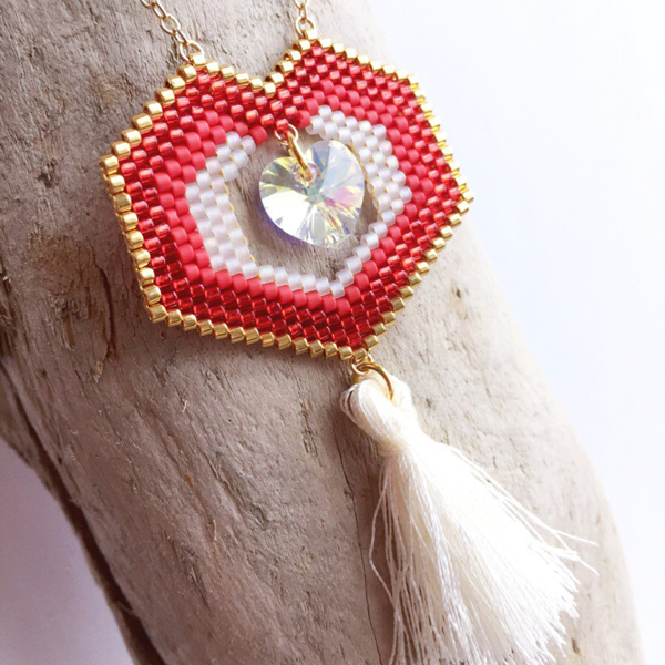 Tessitura brickstitch ciondolo cuore traforato con PureCrystal, perline Miyuki e nappa Delicas Tessitura brickstitch ciondolo cuore traforato con PureCrystal, perline Miyuki e nappa Delicas