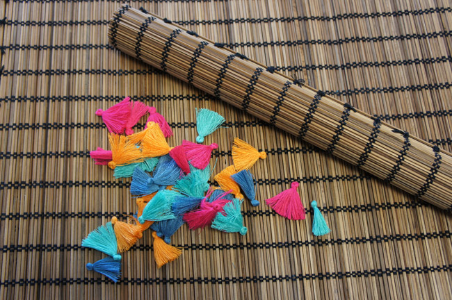 pompons colorés pour customiser des sets de table