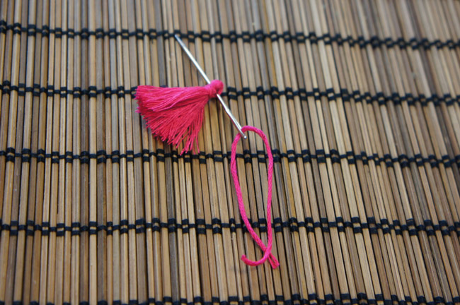 passer un fil dans un pompon