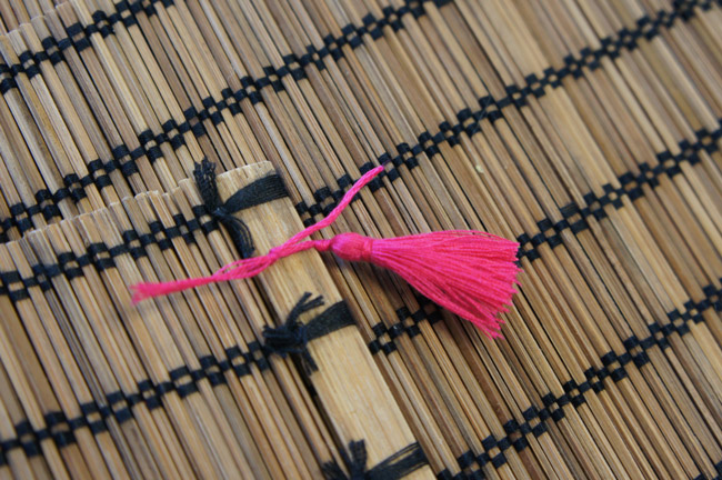 attacher des pompons à un dessous d'assiette