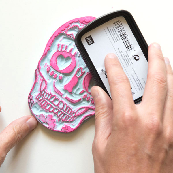 Fai da te: cartolina con teschio “calavera mexicana” e timbro in gomma intagliato a mano Fai da te: cartolina con teschio “calavera mexicana” e timbro in gomma intagliato a mano