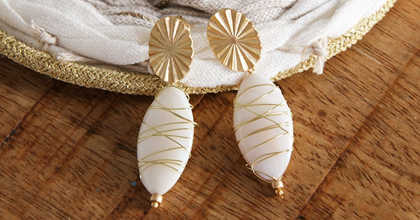 Orecchini pendenti di perle e filo di ferro fai da te Orecchini pendenti di perle e filo di ferro fai da te