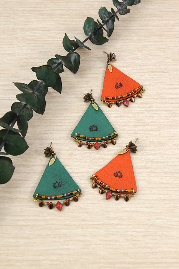 Schema Orecchini in pelle e perle di vetro Schema Orecchini in pelle e perle di vetro