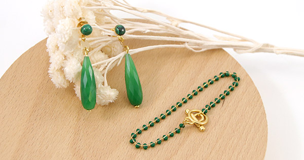 Orecchini e braccialetti in malachite e giada Orecchini e braccialetti in malachite e giada