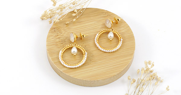 Orecchini a cerchio con perle d'acqua dolce Orecchini a cerchio con perle d'acqua dolce