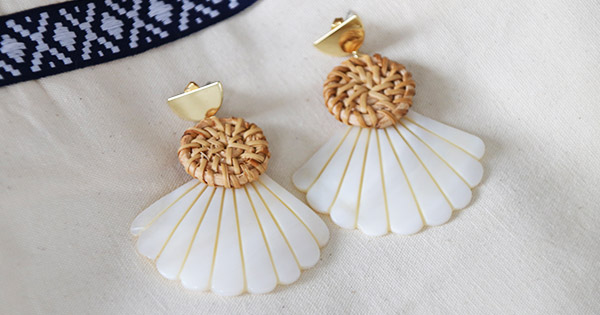 Orecchini in conchiglia e rattan Orecchini in conchiglia e rattan