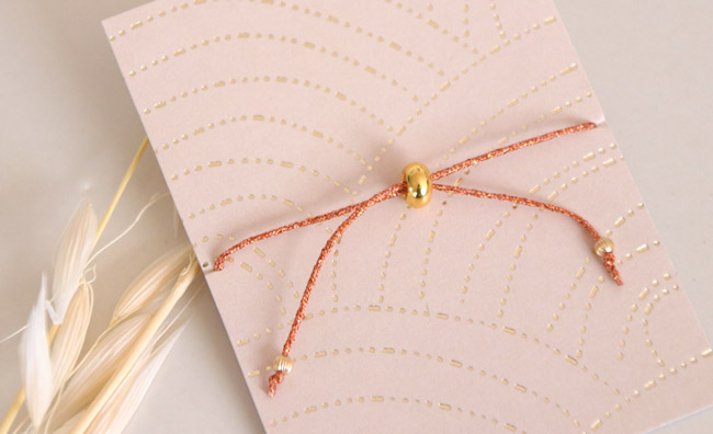 Sottile perla lucida segno zodiacale Vergine bracciale indietro