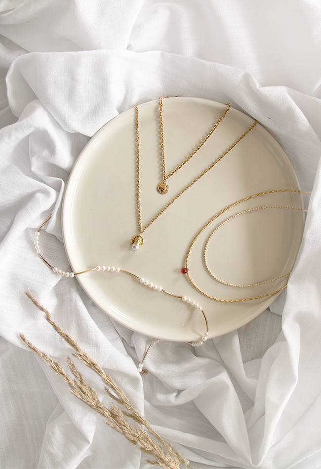 Pinterest Collana a più fili con grandi catene, medaglie e perle perlate