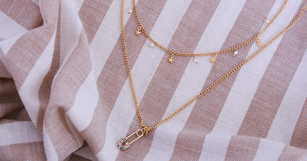 Spilla da balia in oro fai-da-te e ciondoli a stella e perle d'acqua dolce Spilla da balia in oro fai-da-te e ciondoli a stella e perle d'acqua dolce