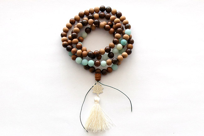 Collana Mala con fiore di loto e pendente con nappe