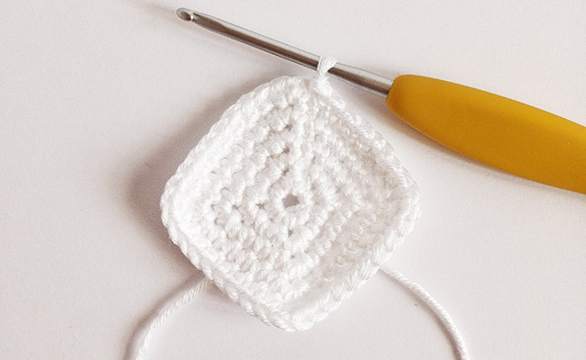 passaggio 1- scatola di latte e biscotti all'uncinetto