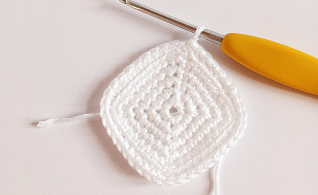 passaggio 2: cartone del latte e biscotti all'uncinetto