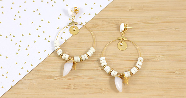 Orecchini creoli bianchi e dorati Heishi e rondelle di squalo Orecchini creoli bianchi e dorati Heishi e rondelle di squalo