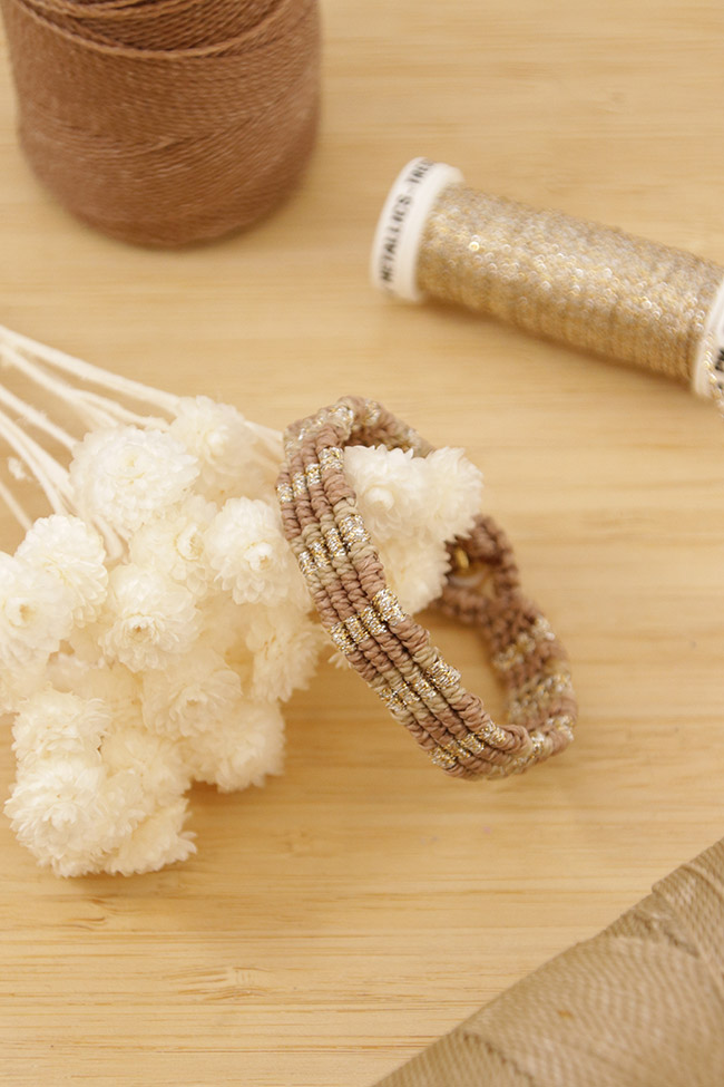 Schema Bracciale macramè per principianti con filo lucido e filo Linhasita Schema Bracciale macramè per principianti con filo lucido e filo Linhasita