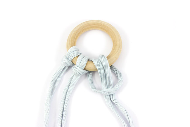 noeud d'alouette pour démarrer un sapin en macramé