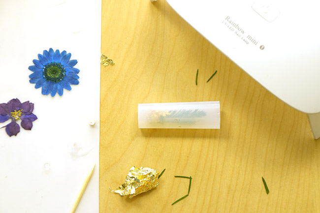 Ciondolo con inclusione di foglia d'oro e foglia vegetale