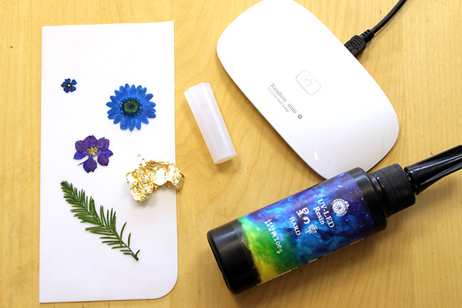 Il materiale richiesto per il ciondolo con punta in resina