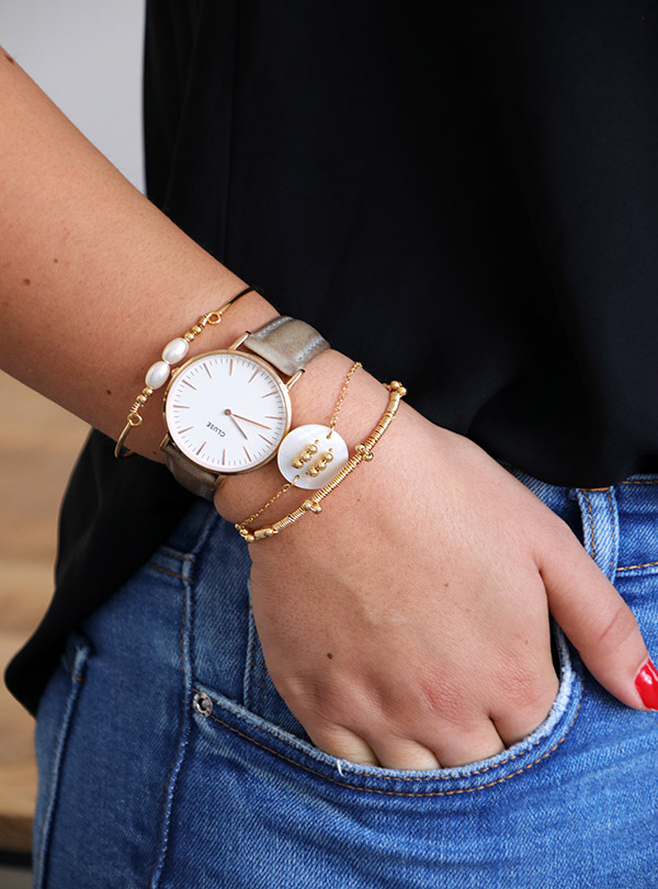 Schema Trio di bracciali fai-da-te in accumulo dorato e madreperlaceo Schema Trio di bracciali fai-da-te in accumulo dorato e madreperlaceo