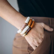 Perline tubolari curve in acrilico opaco 35x11 mm - Argento opaco x6